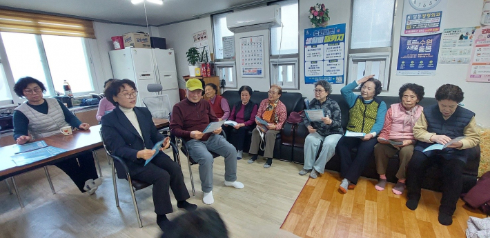 금곡동장이 경로당 회장과 나란히 앉아 인사말씀을 하고 있다.