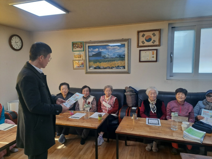 세류1동, '찾아가는 건강로드' 현장 방문…수원새빛생활비패키지·대상포진 예방접종 안내