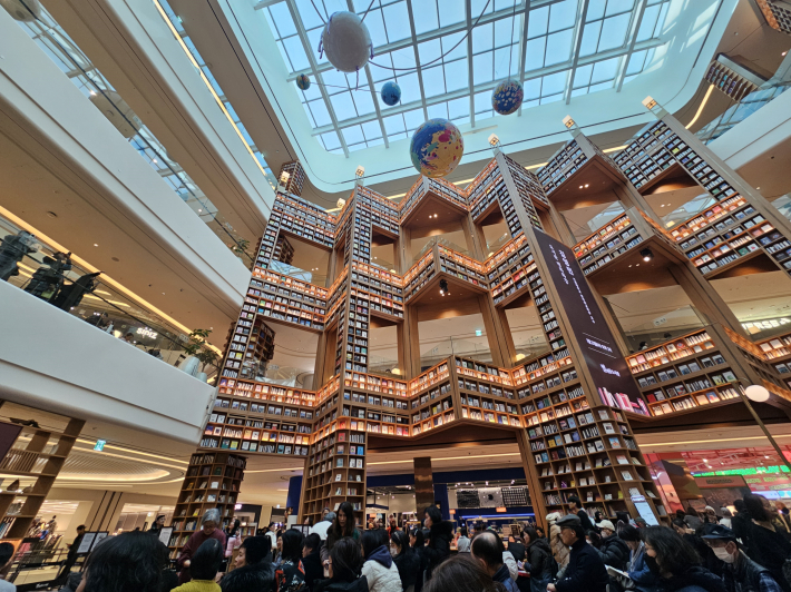 별마당도서관위엔 낮에도 별들이 떠 있다