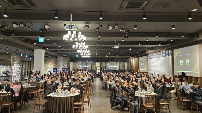 후원자 자원봉사자의 밤을 맞이하여 건배사가 진행되고 있다.