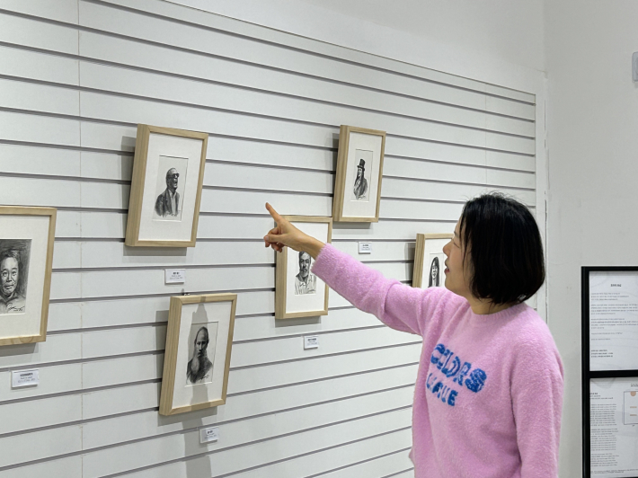 연필 드로잉으로 그린, 유명한 소설가 초상화를 보며서  김복녀 작가가 설명하는 전경