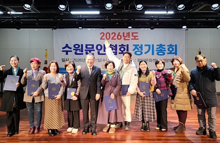 각 분과 위원장과 차장들이 임명장을 수여받은 뒤 각자의 포즈로 기념촬영을 했다.