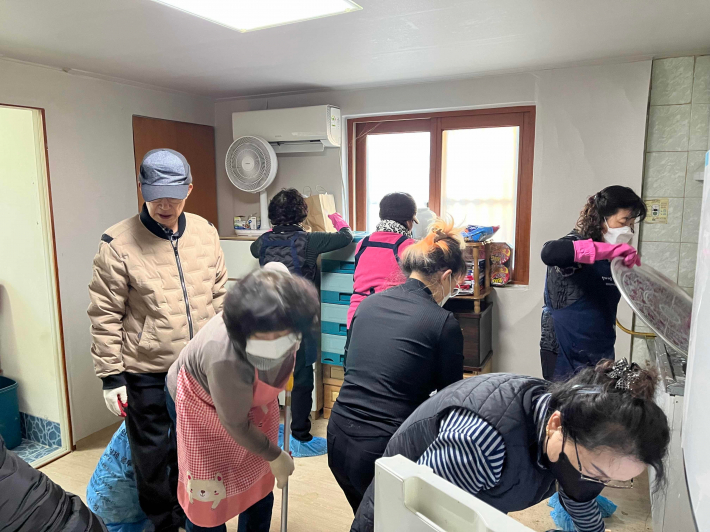 정자2동 '찾아가는 통장봉사대' 독거어르신 가구 청소 봉사 실시