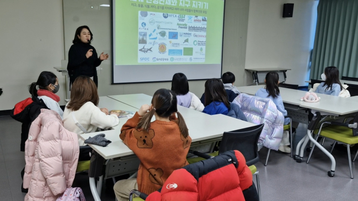 지구 지키기 동영상을 보고 있는 어린이들