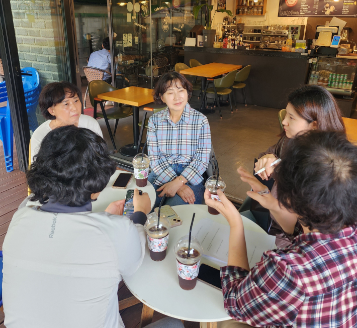 마을안전활동가와 주민의 인터뷰 모습