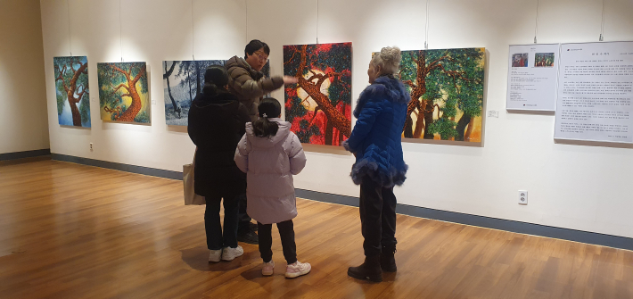 수원 노송지대의 역동적인 바람과 소나무의 기개를 표현한 작품 '솔바람' 앞에서 작품을 설명하는 한인수 작가.