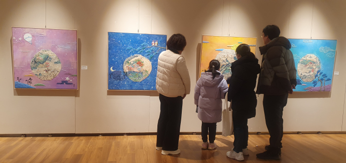 자개 가루 등 혼합 재료를 사용하여 달항아리 속에 수원화성과 자연을 담아낸 작품을 설명하고 있는 김순옥 작가.