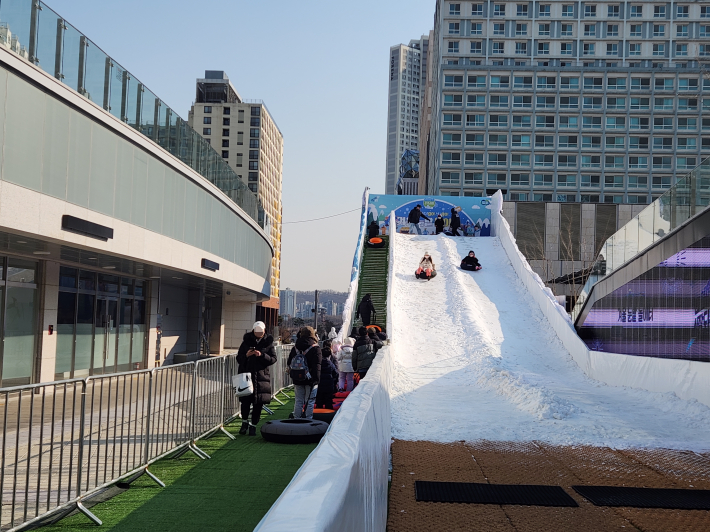 신장 120cm이상만 이용 가능한 눈썰매