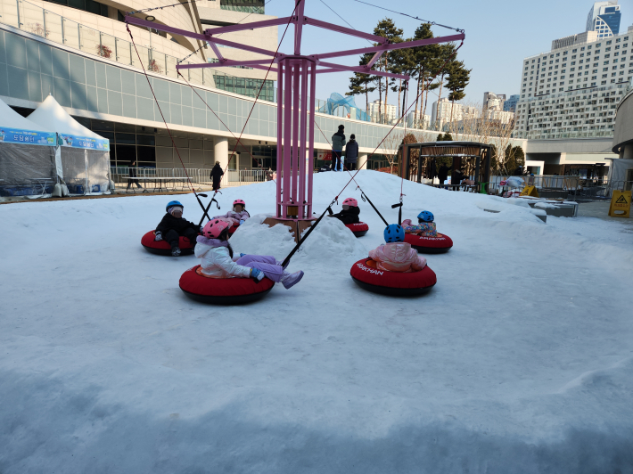 회전썰매를 이용하는 어린이들 모습