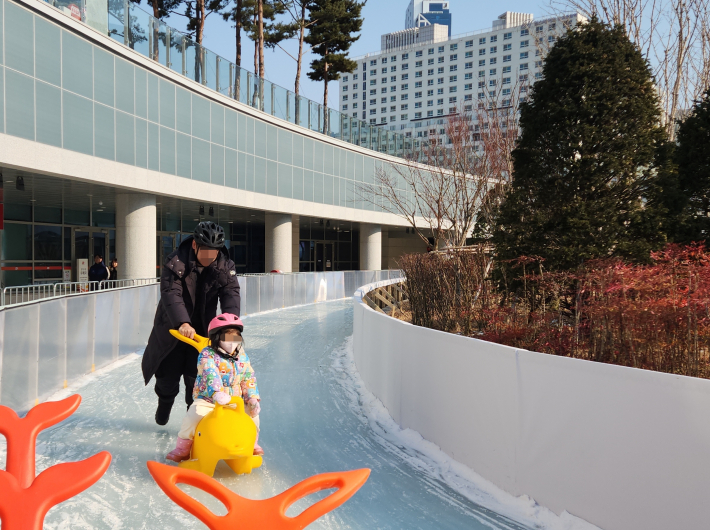 얼음썰매 이용하는 모습