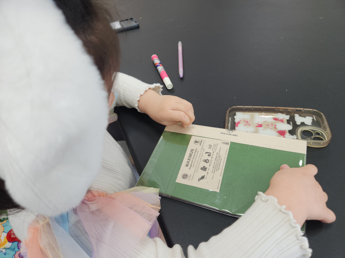 수업을 마치고, 참여상으로 받은 코끼리 똥으로 만든 노트