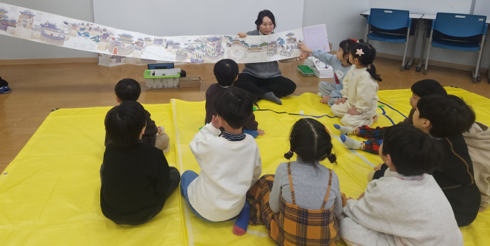 책의 마지막 페이지를 읽고 길게 펼친 그림책