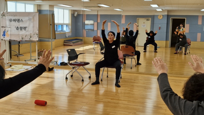 정 자세로 기본 동작을 지도하고 있는 강사