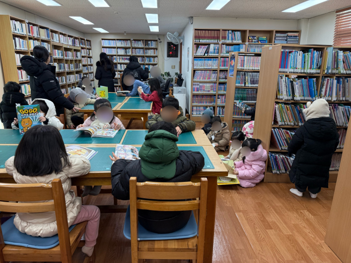 시립북수원자이렉스비아 어린이집 원생들이 정자1동 새마을문고에서 독서활동 중이다
