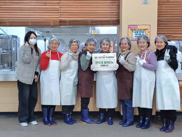경로식당의 봉사 복장을 착용한 '한우리 봉사단' 모습