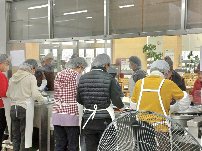 점심을 식사 배식하는 모습