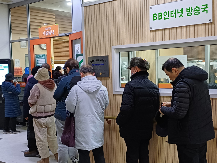  배식을 기다리는 어르신들 모습