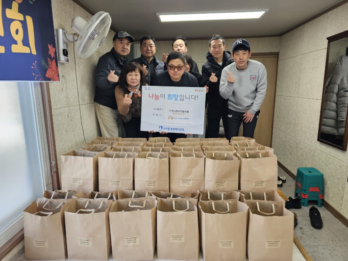 곡선동지역사회보장협의체에서 떡국 나눔행사하는 사진입니다.