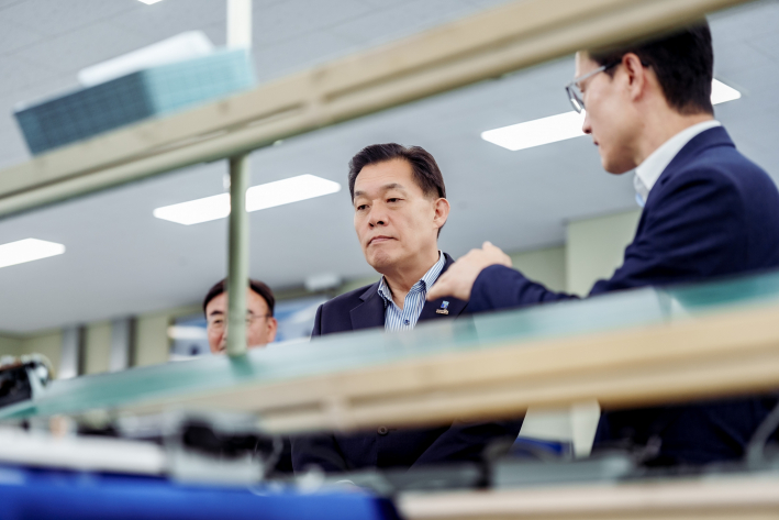 이재준 수원시장이 지난해 5월, 미국 수출 비중이 70%에 이르는 한 기업을 방문해 업체 관계자의 이야기를 듣고 있다.