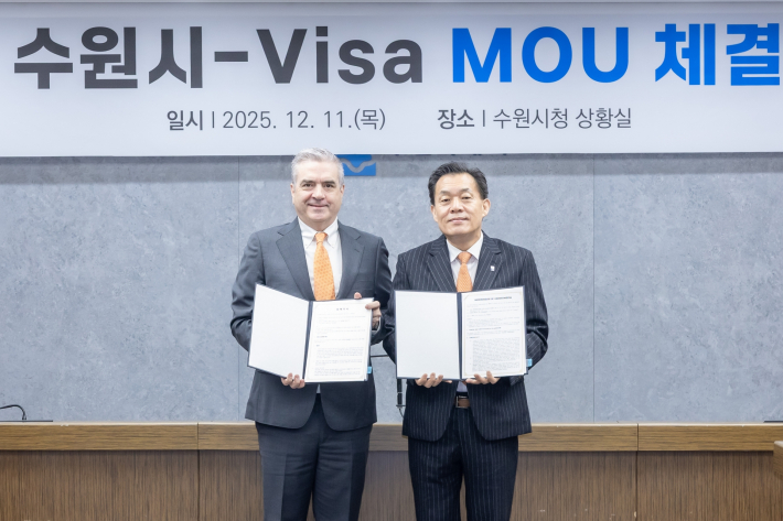 지난해 12월 이재준 수원시장(오른쪽)과 패트릭 스토리 비자 코리아 사장이 중소기업 수출결제 간소화 협약을 체결한 후 함께하고 있다.
