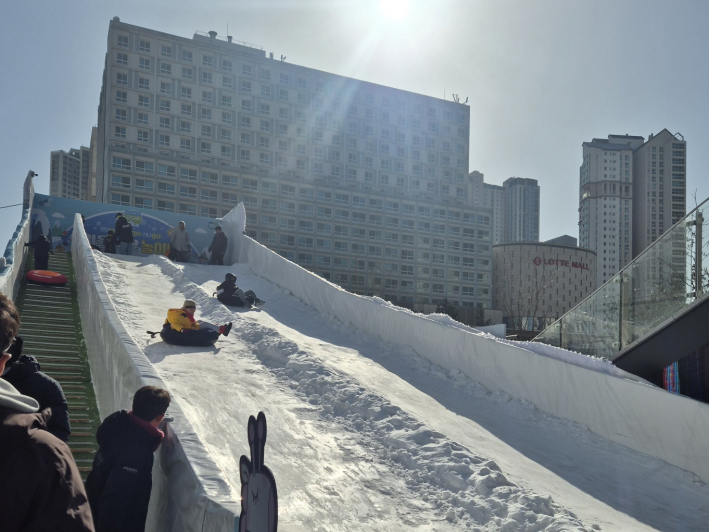 장갑과 신발 착용을 확인한 뒤 이용 가능한 눈썰매장, 겨울을 만난 아이들의 한바탕 웃음!