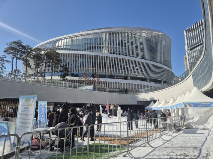 겨울왕국으로 잠시 변신한 경기도청 겨울눈밭놀이터, 눈썰매·얼음썰매·바이킹까지 알찬 코스