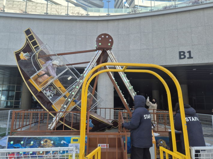 팔찌 확인 후 무료로 이용 가능한 바이킹, 오전 타임이 대기 줄이 가장 짧다.