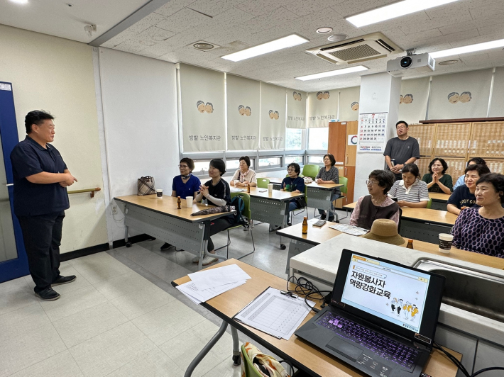 밤밭 노인복지관 조성호 관장의 한우리 봉사단 오리엔테이션 및 기초교육 전경