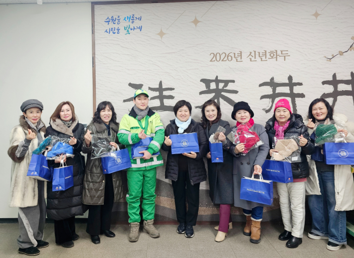수원 어울림헤라봉사회, 곡선동 환경관리원 방한 물품 전달 
