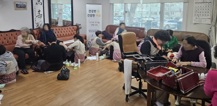 발사랑이웃사랑 봉사단이 정성스러운 손길로 어르신들의 발 건강을 살피며 따뜻한 이웃사랑을 실천하고 있다.