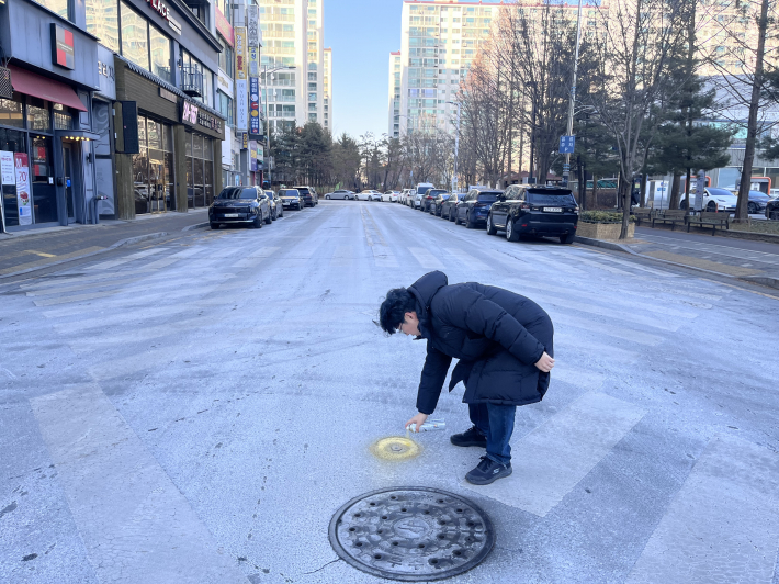 지적기준점 도색작업중인 사진