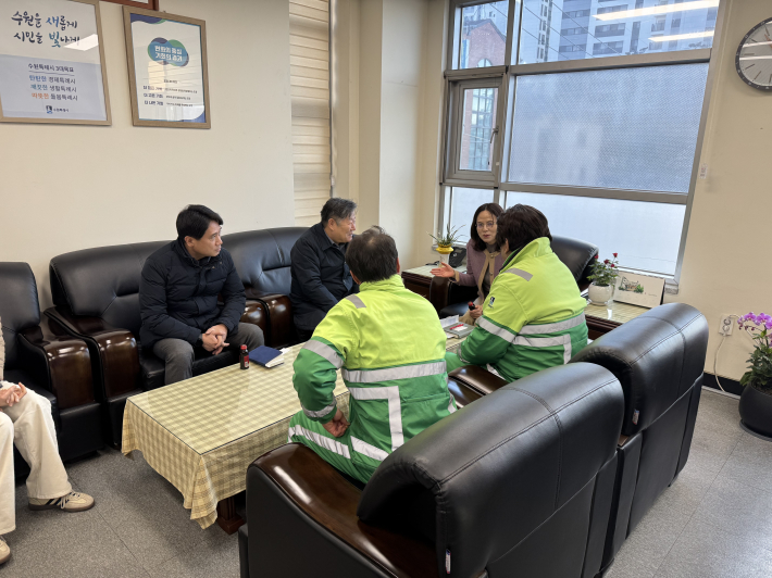 구연주 화서1동장이 (주)원천환경 관계자들 및 환경관리원들과 동 청소행정에 대해 이야기를 나누고 있다.