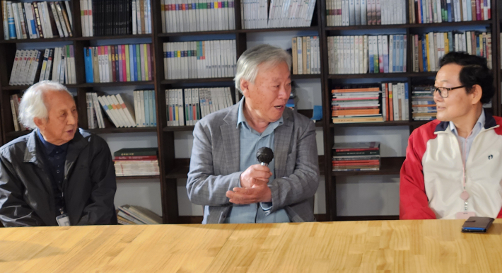 선배 작가들과의 대화(왼쪽부터 윤수천, 이문열, 맹기호)