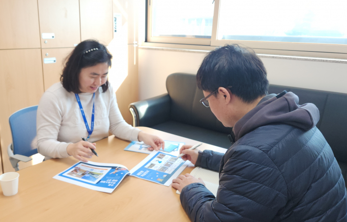 시민기자가 새빛호스텔 담당 주무관을 만나 이야기를 나눴다.