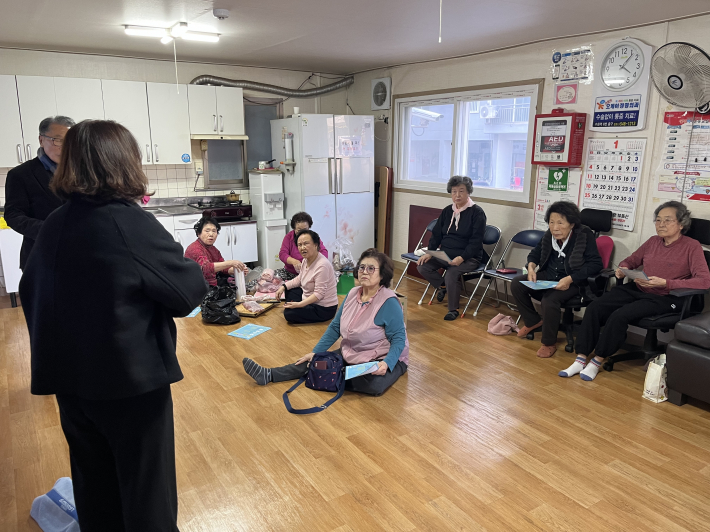 경로당 어르신을 대상으로 새빛생활비패키지를 홍보하고 있다.