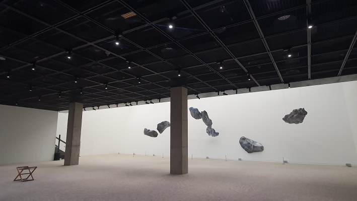 카펫이 깔린 전시장