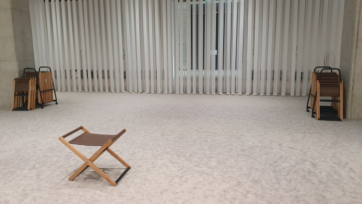 전시실 내 간이 의자
