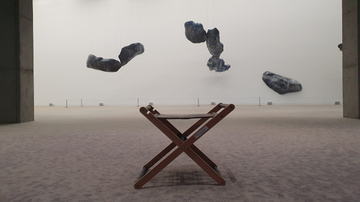 작품을 마주한 의자