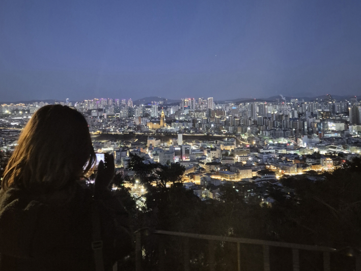 서장대에 올라 내려다본 수원 시내의 야경, 하루의 끝을 장면처럼 정리해 주는 풍경이다.