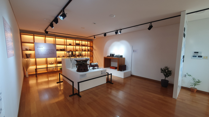 평범한 백성들의 일상이 담긴 전시실 전경