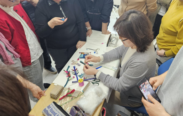 수원시농업기술센터에서 규방공예 교육에 참여한 시민들이 실습하고 있다.     