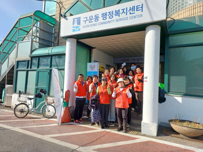 구운동 공유냉장고18호 이전식에 협의체 위원들이 참여하였다