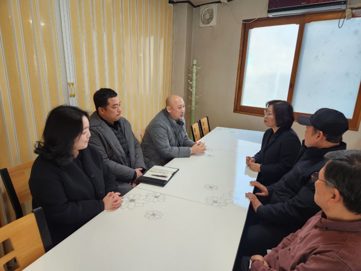 파장동 생활폐기물 수거대행업체가 관계자 및 지역주민 대표와 간담회를 하고 있다.