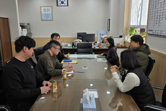 청소업체 관계자와 영화동 행정복지센터에서 간담회를 진행하고있다.