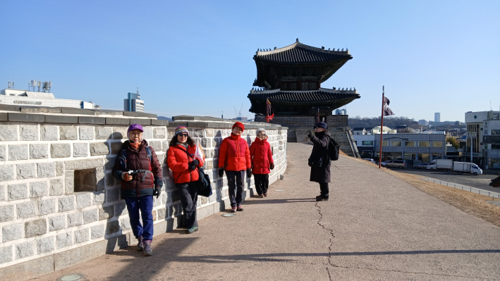 성벽과 장안문 전경