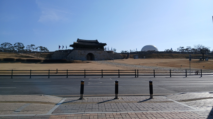 수원화성의 동문인 창룡문과 플라잉 수원