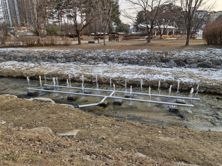 금곡천 분수. 황구지천 물을 재이용하면서 연중 맑은 물이 흐른다. 