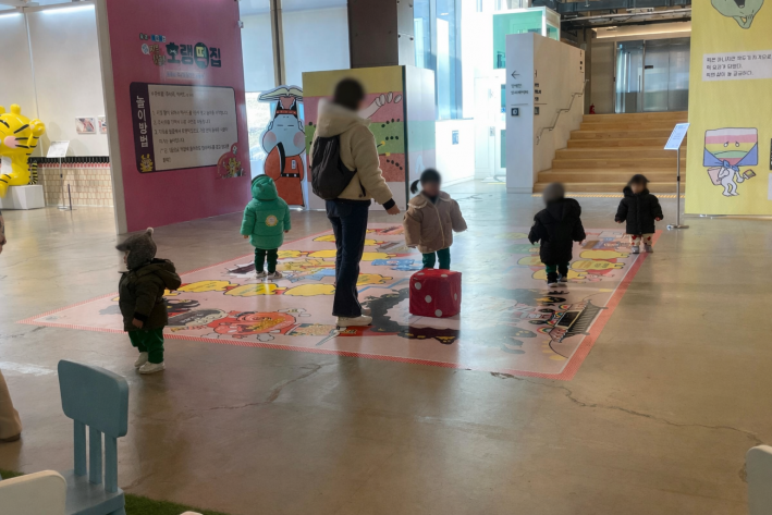 '볼로냐 라가치상'을 수상, '호랭떡집' 보드게임 공간 유치원생들의 모습