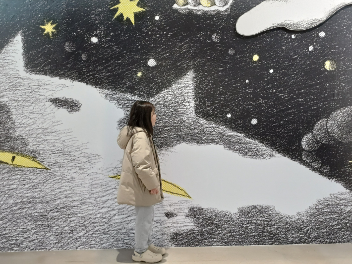 우주, 밤하늘 앞에 선 소화초등학생의 모습