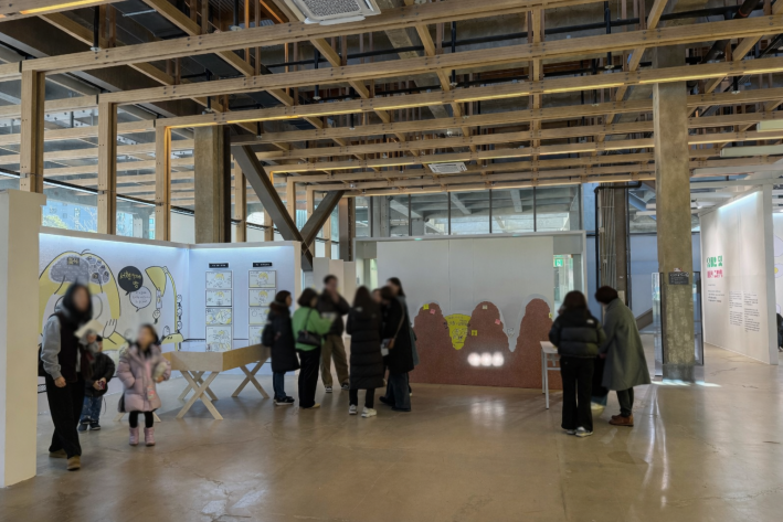 엄마와 어린이 엄마와 딸, 청년들이 전시장을 찾았다